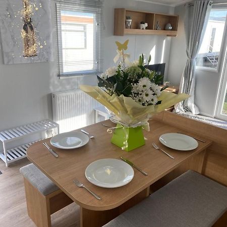 Stylish 3 Bedroom Caravan Near The Beach Walton-on-the-Naze Extérieur photo