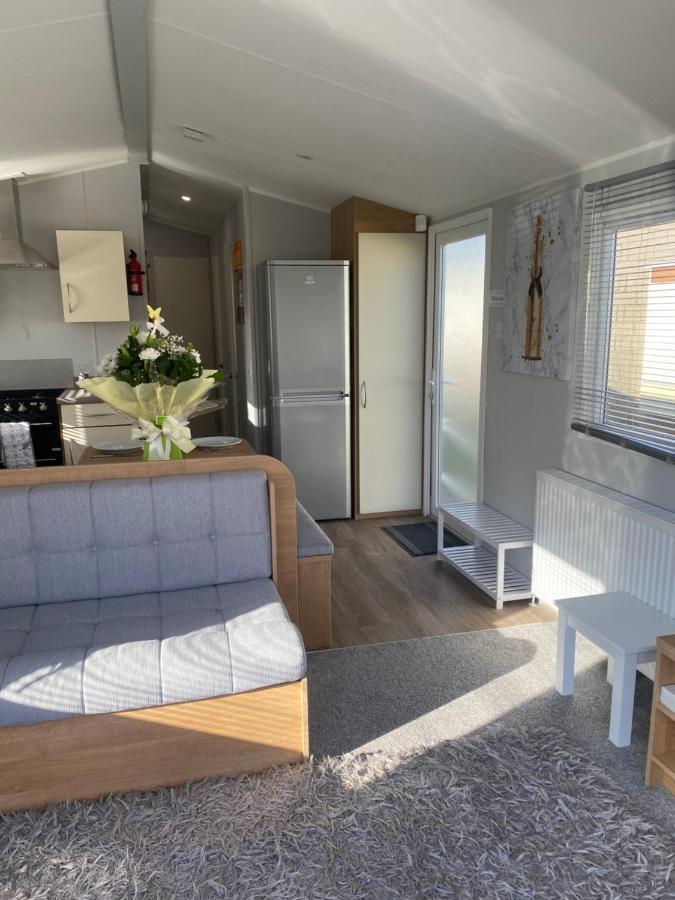 Stylish 3 Bedroom Caravan Near The Beach Walton-on-the-Naze Extérieur photo