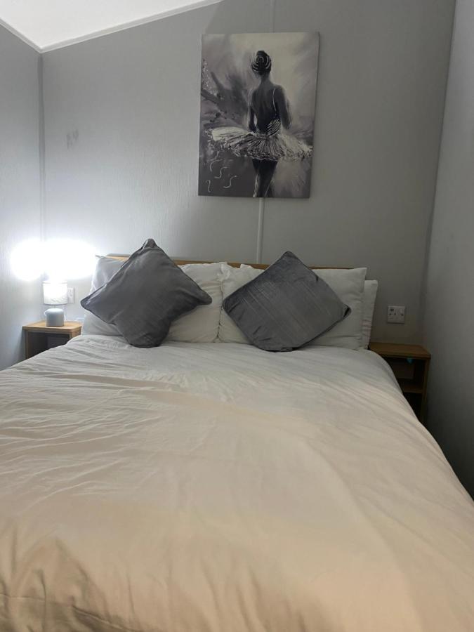 Stylish 3 Bedroom Caravan Near The Beach Walton-on-the-Naze Extérieur photo